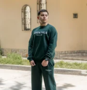 Polera cuello redondo essentials verde pino | Hombre - Imagen 2